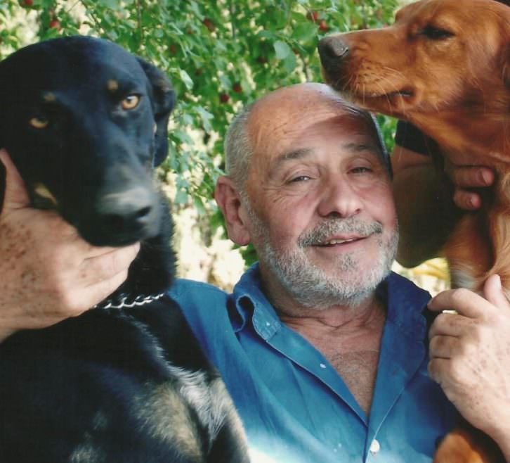 Quique Belloch con sus perros. Imagen cortesía del autor.