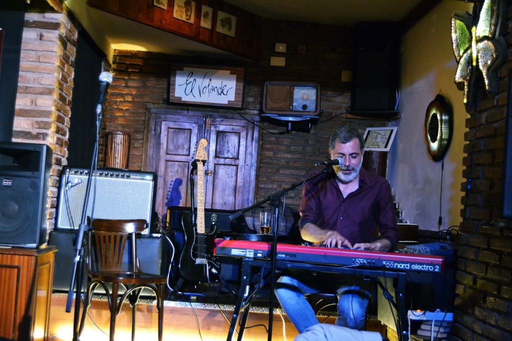 César Pop en Café El Volander. Foto: Lorena Riestra