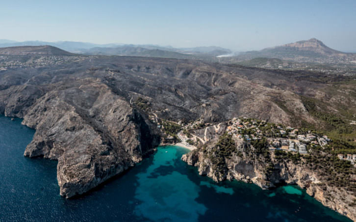 Vistas aéreas del incendio de Benitatxell. Imagen cortesía Levante emv.