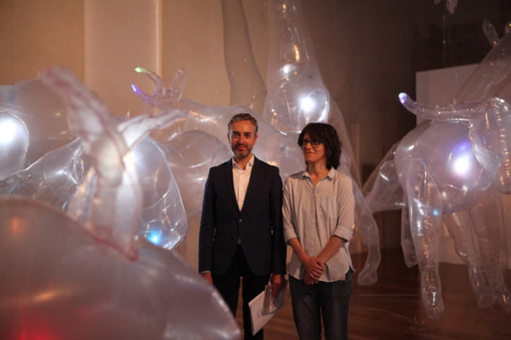 Vista de la exposición Jardín Autómata. En la imagen, José Luis Pérez Pont y Olga Diego. Cortesía del Centre del Carme