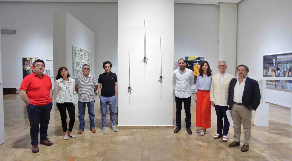 Los miembros del jurado que conforman el V Premio Adquisición Fundación Cañada Blanch junto a la obra ganadora, ‘Trío de gotas de luz’, de José Antonio Orts. Fotografía cortesía de la Fundación Cañada Blanch.