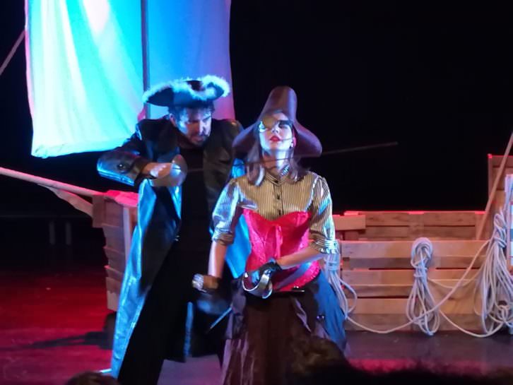 La Capitana Jade y Barbanegra enfrentándose. Imagen cortesía de Violeta Moreno. 