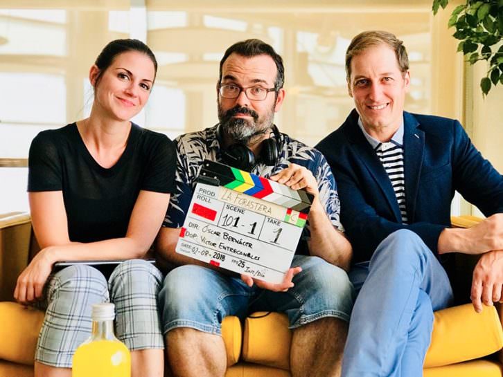 Óscar Bernácer, en el centro, director de La forastera. Imagen cortesía del autor.