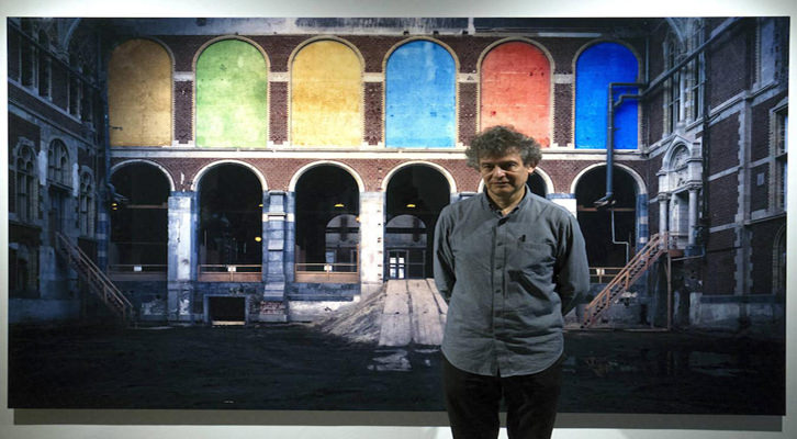 Imagen de.José Manuel Ballester, Premio Nacional en Fotografía, en la inauguración 'Bosques de luz' en la Fundación Bancaja. Imagen de Irene Marsi.