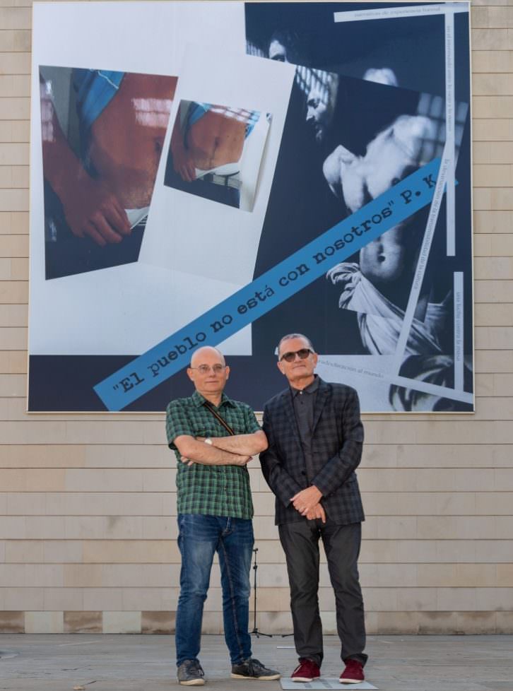 Txomin Badiola (izda) y José Miguel Cortés, posando delante de la intervención del artista vasco en la fachada del museo valenciano. Imagen cortesía del IVAM.