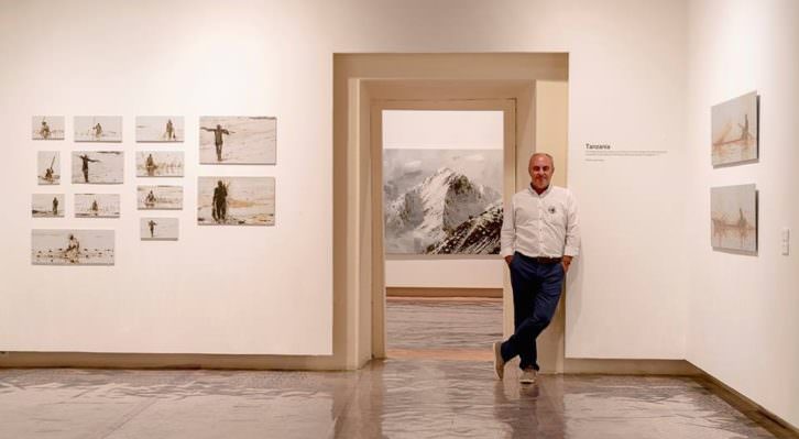 El artista Calo Carratalá posa a algunas de las obras que forman parte de la exposición 'De Viajes (2008-2018)'. Fotografía: Salva Álvaro Nebot.