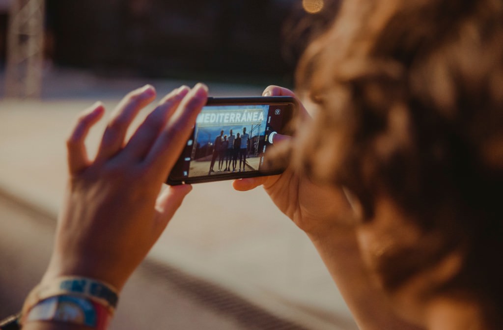 Un joven toma una fotografía durante los días de festival. Imagen cortesía de Mediterránea Festival.