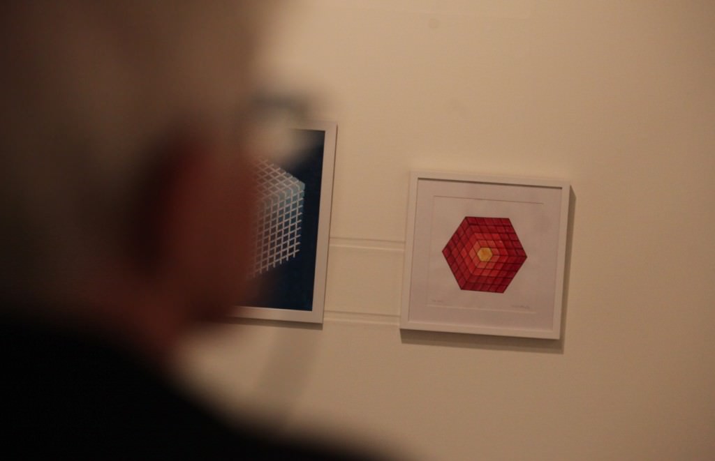 Un espectador contempla algunas de las obras de la exposición de Monika Buch. Imagen cortesía de Fundación Chirivella Soriano.