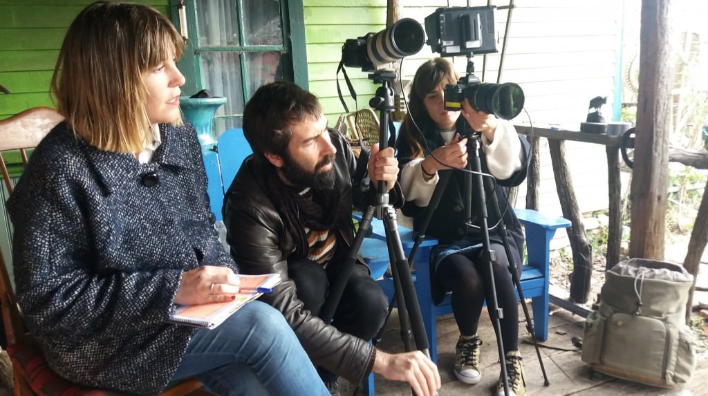 De izda a dcha, Ana Ramón Rubio, Carlos López y Celia Riera en un momento del rodaje. Imagen cortesía de la producción.