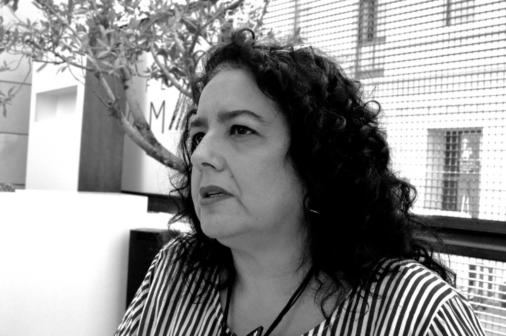 Begoña Martínez, responsable de la Galería Aural de Alicante, en un momento de la entrevista. Foto: Merche Medina.