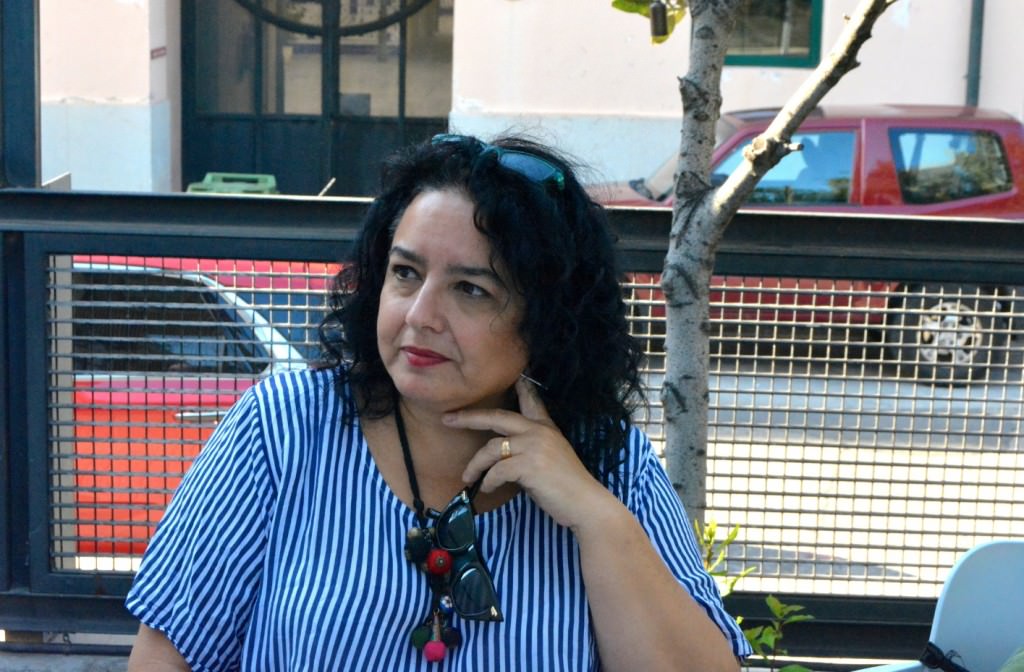 Begoña Martínez, responsable de la Galería Aural de Alicante, en un momento de la entrevista. Foto: Merche Medina.