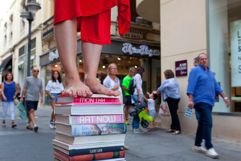 Imagen de la performance 'Art Now', de la artista Verónica Ruth Frías. Fotografía cortesía de MARTE.