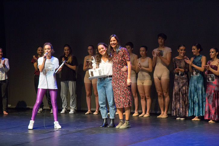 Entrega del Premio Velarte al talento a Giorgina Gasparetto. Imagen cortesía de Circuito Bucles Danza.