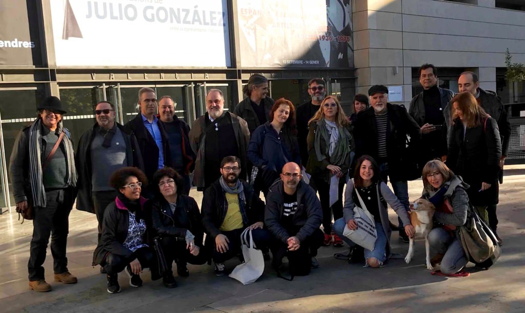 Un instante de la concentración de miembros de AVVAC a las puertas del IVAM. Fotografía cortesía de la asociación.