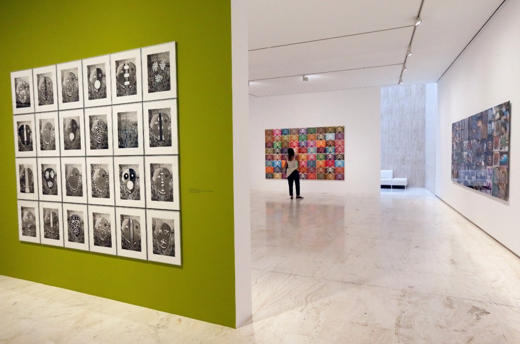 Vista de la exposición de Luis Gordillo. Imagen cortesía del MACA. 