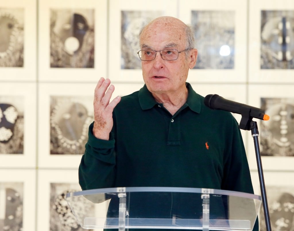 Luis Gordillo durante la presentación de su exposición. Imagen cortesía del MACA.