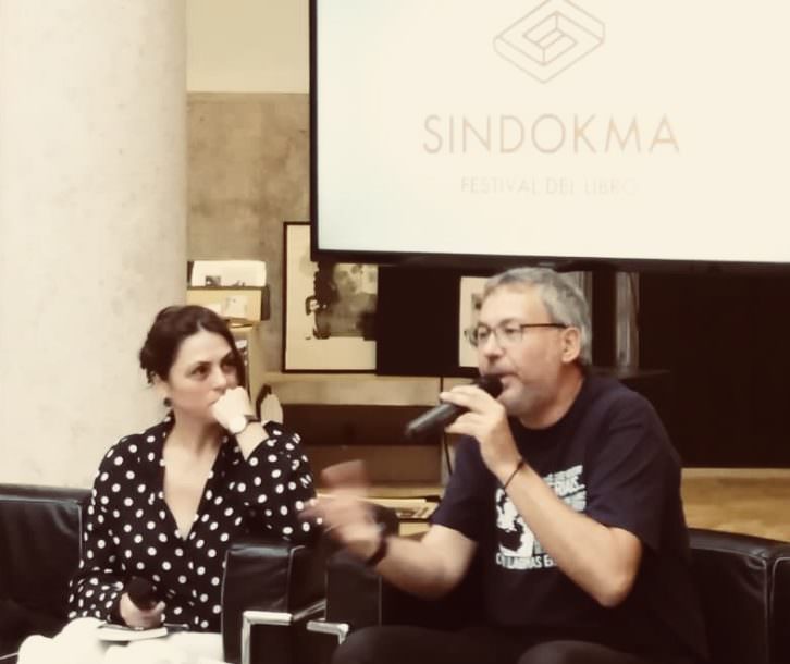 Dioni Arroyo, durante la presentación de su libro, y Begoña Siles. Festival Sindokma.