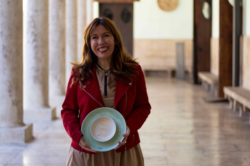 La ceramista valenciana Ana Illueca posa con uno de los premios a Mejor Mediometraje de Sección Oficial y Amalgama. Fotografía cortesía del festival.