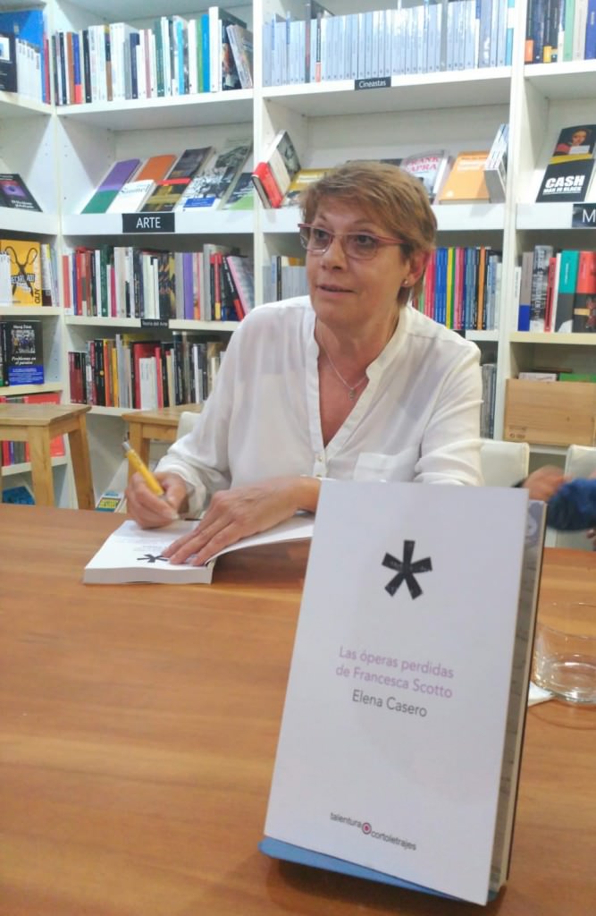 Elena Casero durante la presentación de su libro. Imagen cortesía del autor.