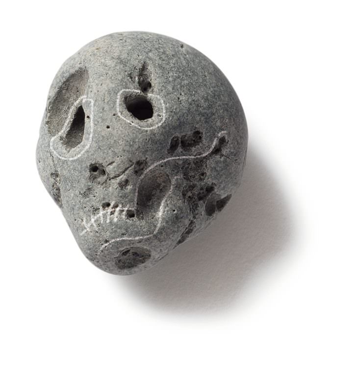 Piedra calaverina del libro 'Mercurio entre los dedos', de Sebastián Nicolau. Imagen cortesía del autor.