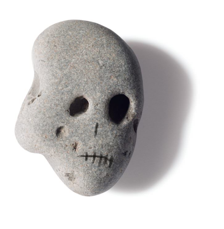 Piedra calaverina del libro 'Mercurio entre los dedos', de Sebastián Nicolau. Imagen cortesía del autor.