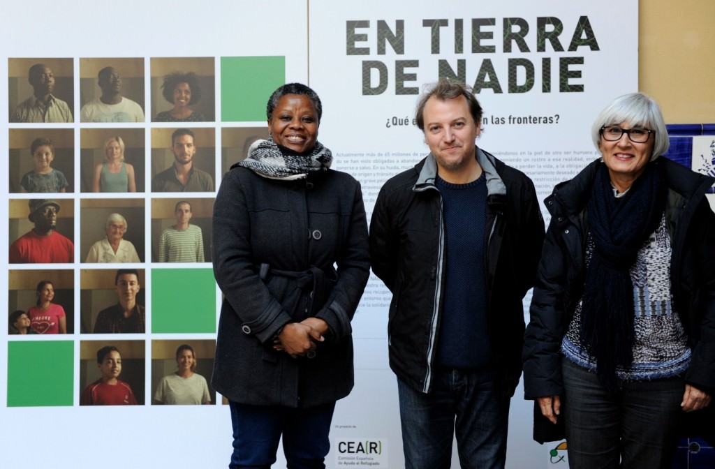 Representantes institucionales en la inauguración de la exposición 'En tierra de nadie'. Imagen cortesía de la Beneficència