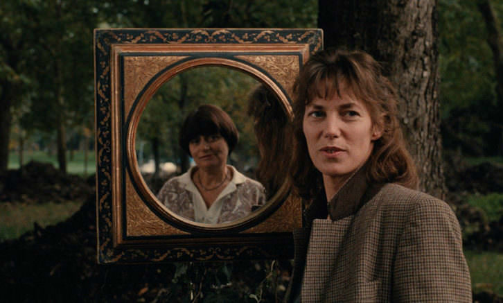 Jane Birkin y Agnès Varda (reflejada en el espejo). Imagen cortesía de Filmoteca de Valencia.