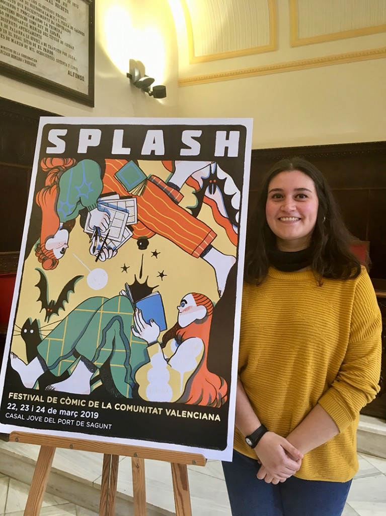 Núria Tamarit junto a su cartel para el Splash Sagunt 2019, por cortesía del festival.