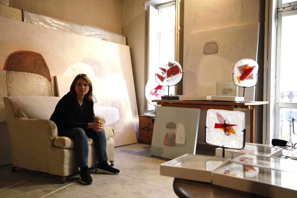 La artista Cristina Alabau en su estudio de Ruzafa. Fotografía: Juan Peiró.
