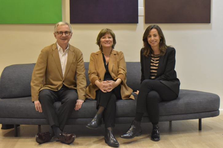 La periodista y escritora Nativel Preciado, en compañía de Juan Viña y Paula Sánchez (presidente y directora, respectivamente, de la Fundación Cañada Blanch), durante un instante de #LetrasDelMediterráneo. Fotografía cortesía de la Fundación Cañada Blanch.