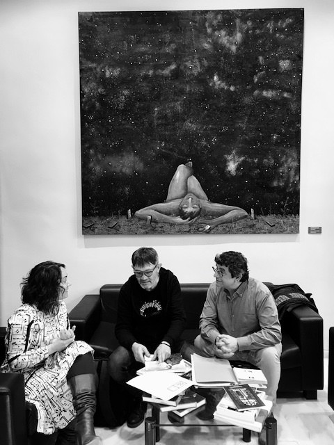 Gloria Tello, Rafael Tormo y Emilio Gallego durante la reunión celebrada en la sede de la concejalía de Cultural del Ayuntamiento de València. Fotografía cortesía de AVVAC.