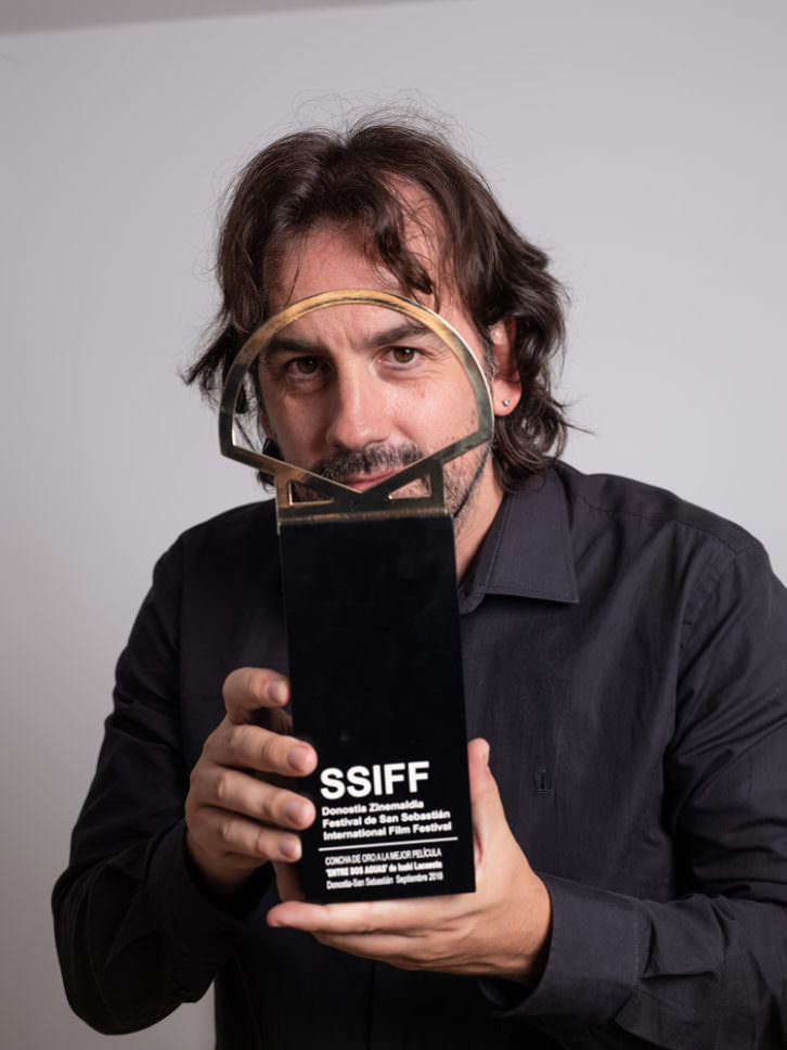Isaki Lacuesta posa con la Concha de Oro a la mejor película, por 'Entre dos aguas'. Fotografía: Jorge Fuembuena, cortesía del Festival Internacional de Cine de San Sebastián.