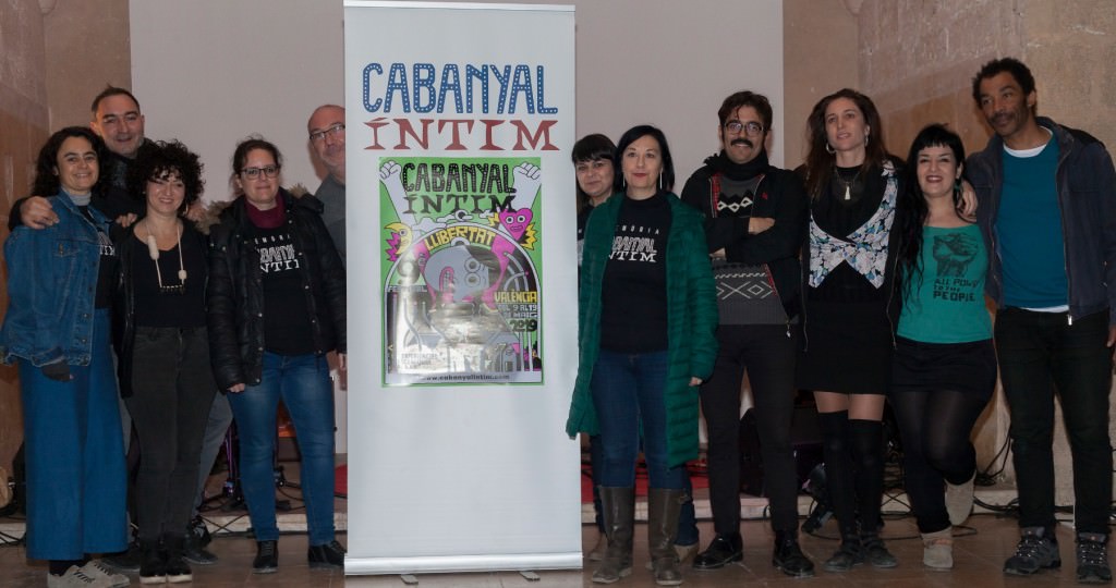 Miembros del equipo de Cabanyal Íntim durante la presentación del cartel de la novena edición del festival, obra de Elías Taño. Imagen cortesía de la organización.