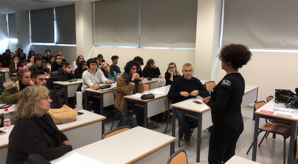 Miembros de AVVAC visitan la Facultad de Bellas Artes de la UPV publicitando el curso. Fotografía: Rafael Alguer (AVVAC).