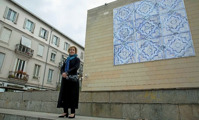 Soledad Sevilla, junto a su obra 'El Patriarca', en la fachada del IVAM. 