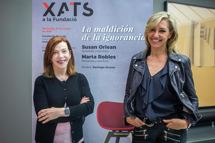 Susan Orlean (izda) y Marta Robles en los Xats a la Fundació. Imagen cortesía de la Fundación Bancaja.