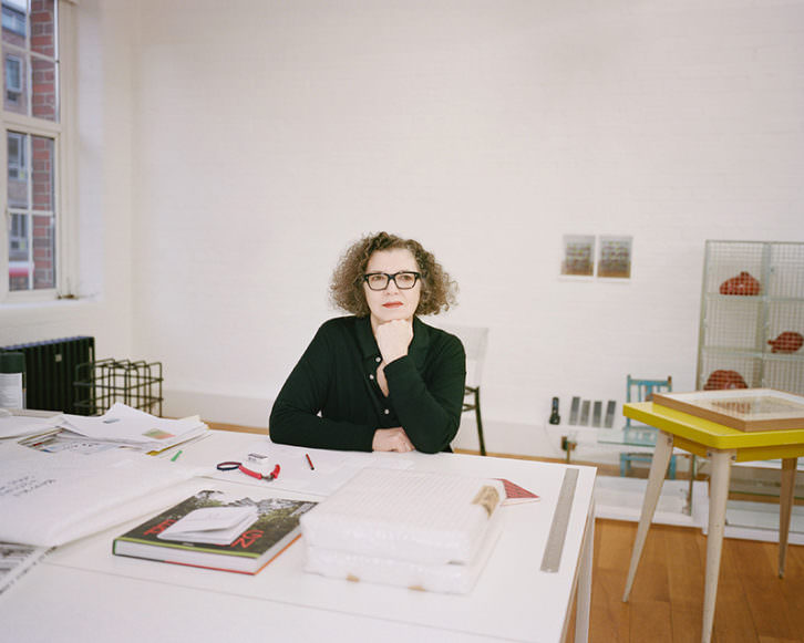 Mona Hatoum, en su estudio de Londres en 2018. Fotografía de Gabby Laurent por cortesía del IVAM.