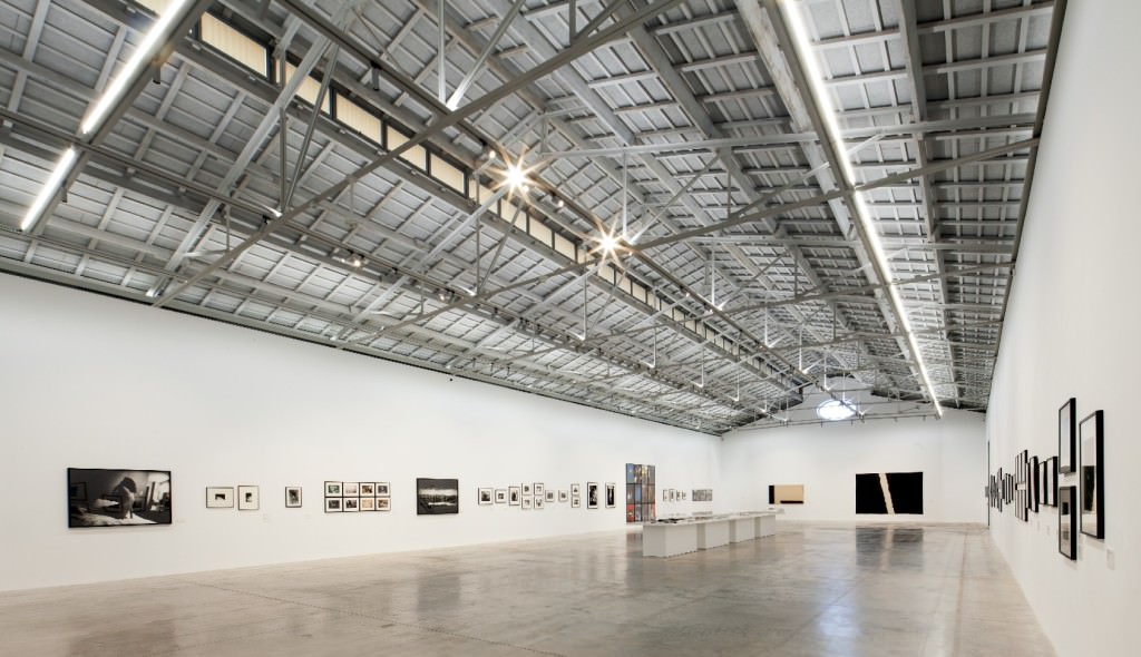 Vista general de la exposición 'La mirada de las cosas. Fotografía japonesa en torno a Provoke'. Imagen cortesía de Bombas Gens.