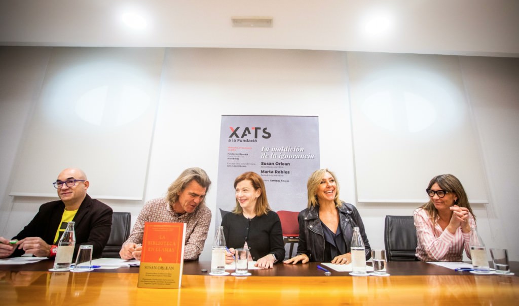 Susan Orlean y Marta Robles, en el centro de la mesa, durante el encuentro de Xats a la Fundació. Imagen cortesía de Fundación Bancaja.