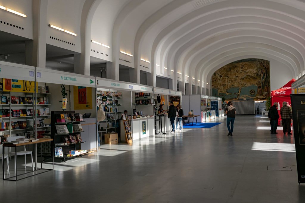 El Hall Séneca, de la Antigua Estación de Autobuses, acoge la 49 edición de la Feria del Libro de Alicante. Fotografía cortesía de los organizadores.