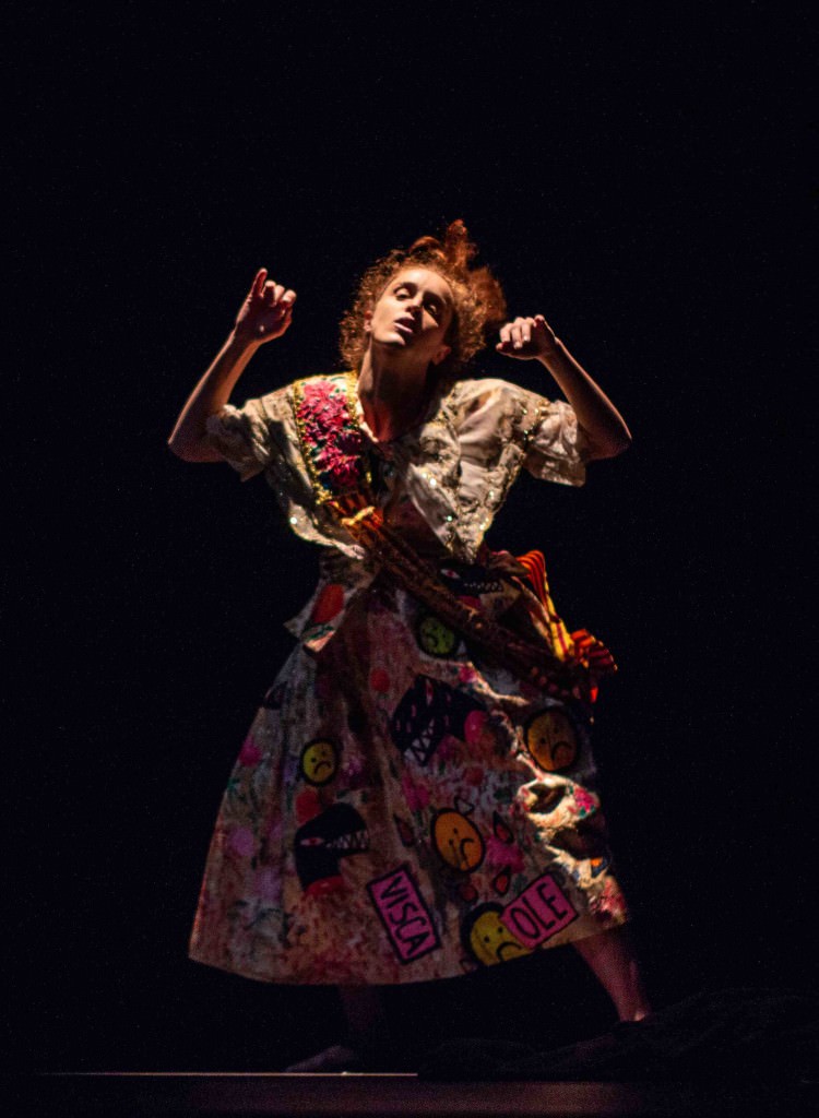 Un instante de la propuesta coreográfica ‘Fucking Stage’. Fotografía cortesía de Dansa València.