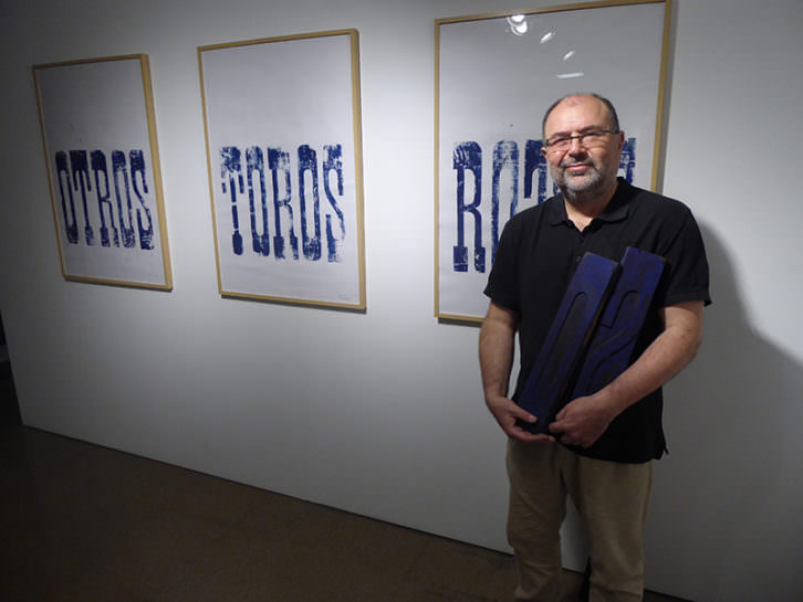 Tomás Gorria, junto a algunas de sus obras. Foto: Makma