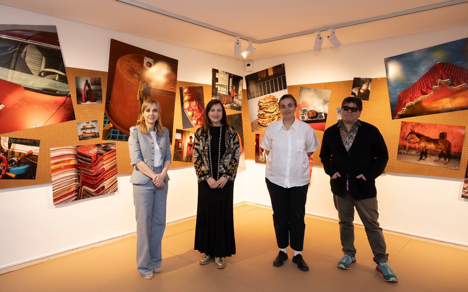 Blanca de la Torre (directora del IVAM), Marta Alonso (secretaria autonómica de Cultura), la artista Cristina de Middel y el comisario Iván de la Nuez, durante la presentación de ‘Apoteosis Now’. Foto: Miguel Lorenzo, cortesía del IVAM.