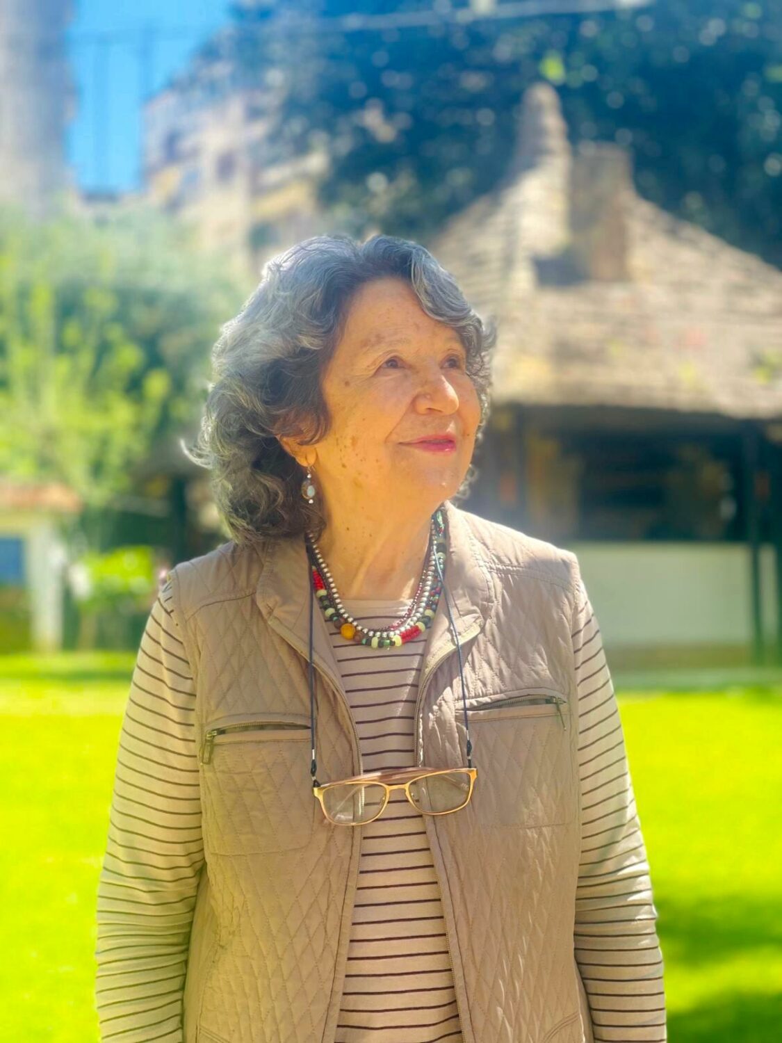 Malika Embarek, Premio Nacional a la Obra de un Traductor 2017, en el jardín del Hotel Chellah de Tánger. Foto: Jose Ramón Alarcón.