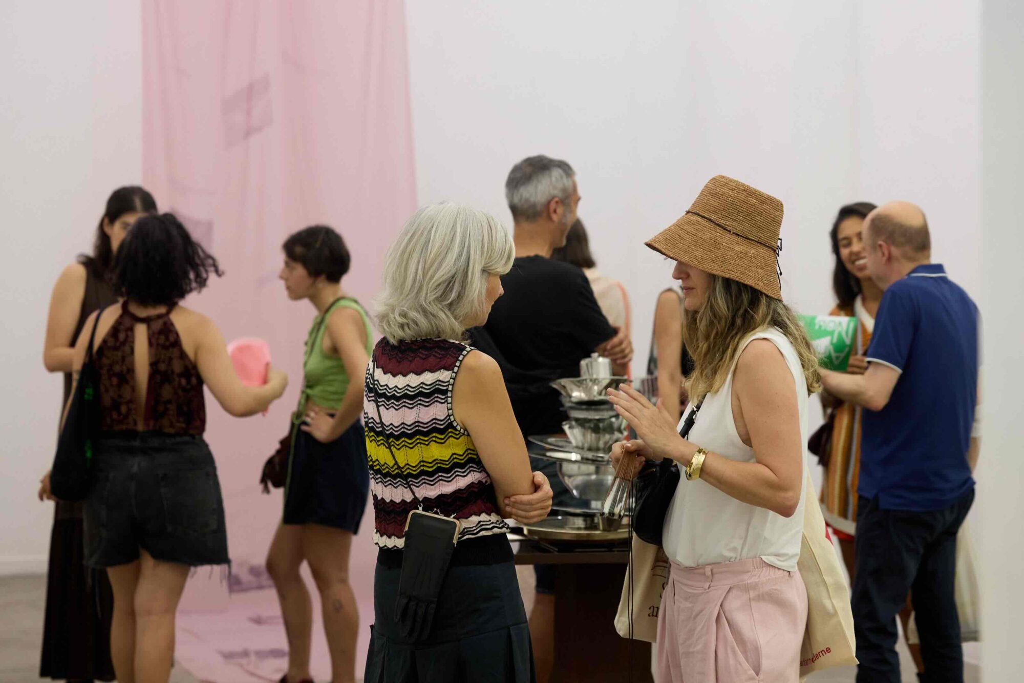 Vista de la exposición 'Generació Úniques: L’arxiu de la memòria volàtil', en Fundació Úniques. Obras de Nicole Vindel y Alba Acebes Macià. Fotografía de Israel Fernández, cortesía de Art Nou.