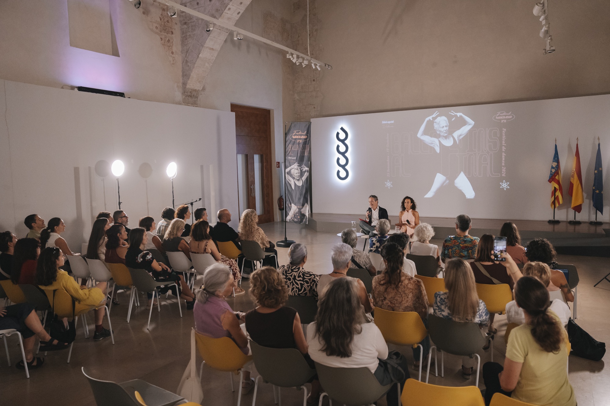Isabela Alfaro y Nicolás Bugeda durante la presentación del XIV Festival Bucles en el Centre del Carme de València. Imagen cortesía de la organización.