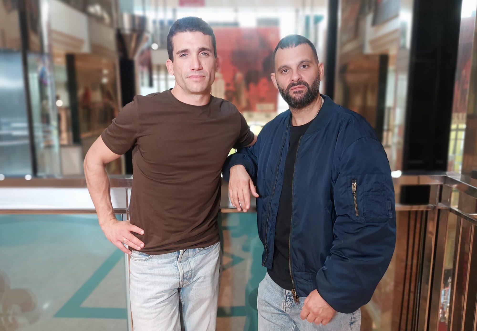 Jaime Lorente y Miguel Ángel Puro –director y protagonista de 'El mal hijo', respectivamente–, en los Cines Lys de València. Foto: Gerardo León.