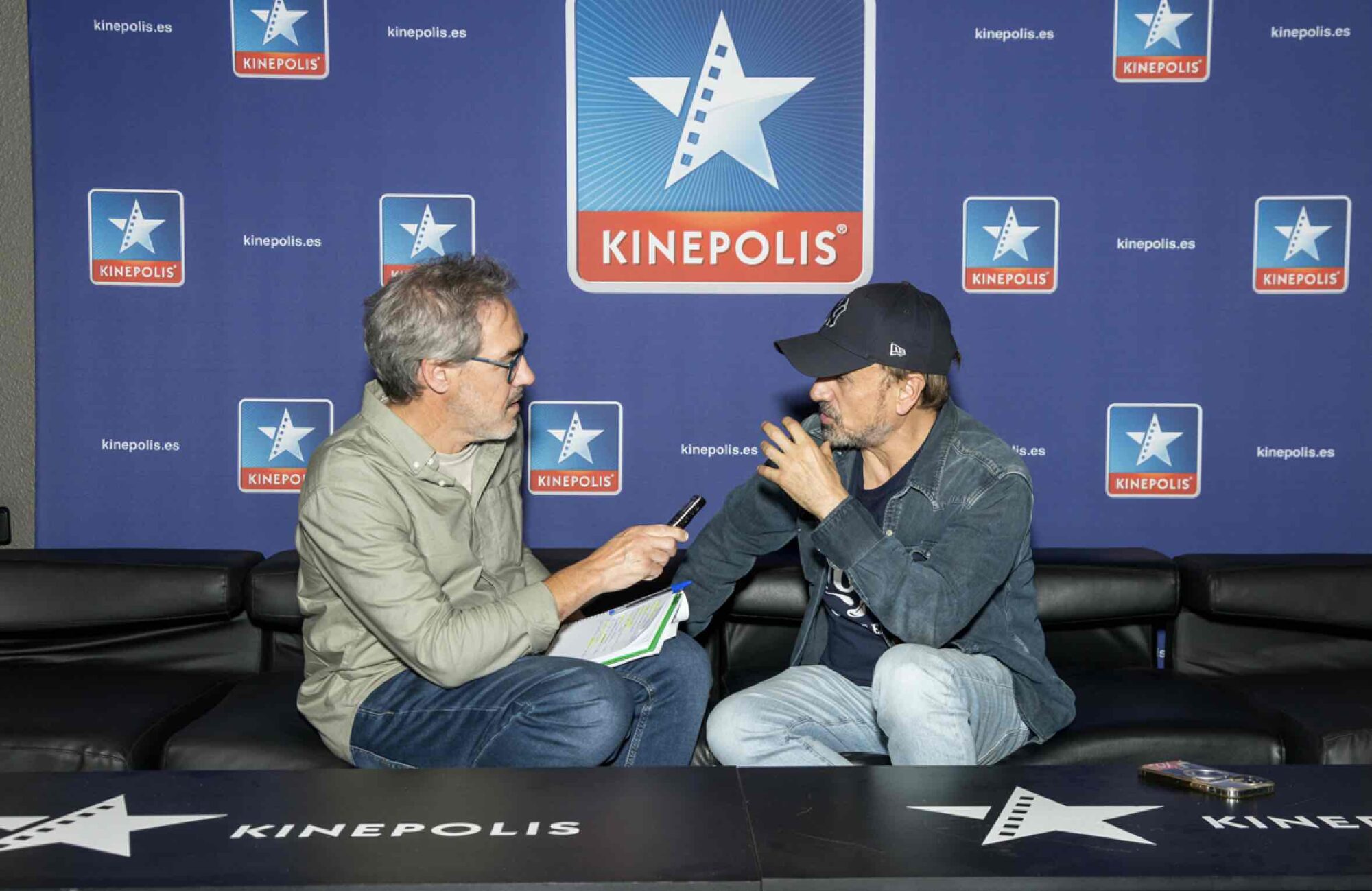 José Mota, con Gerardo León, en un momento de la entrevista. Foto: Fernando Ruiz.