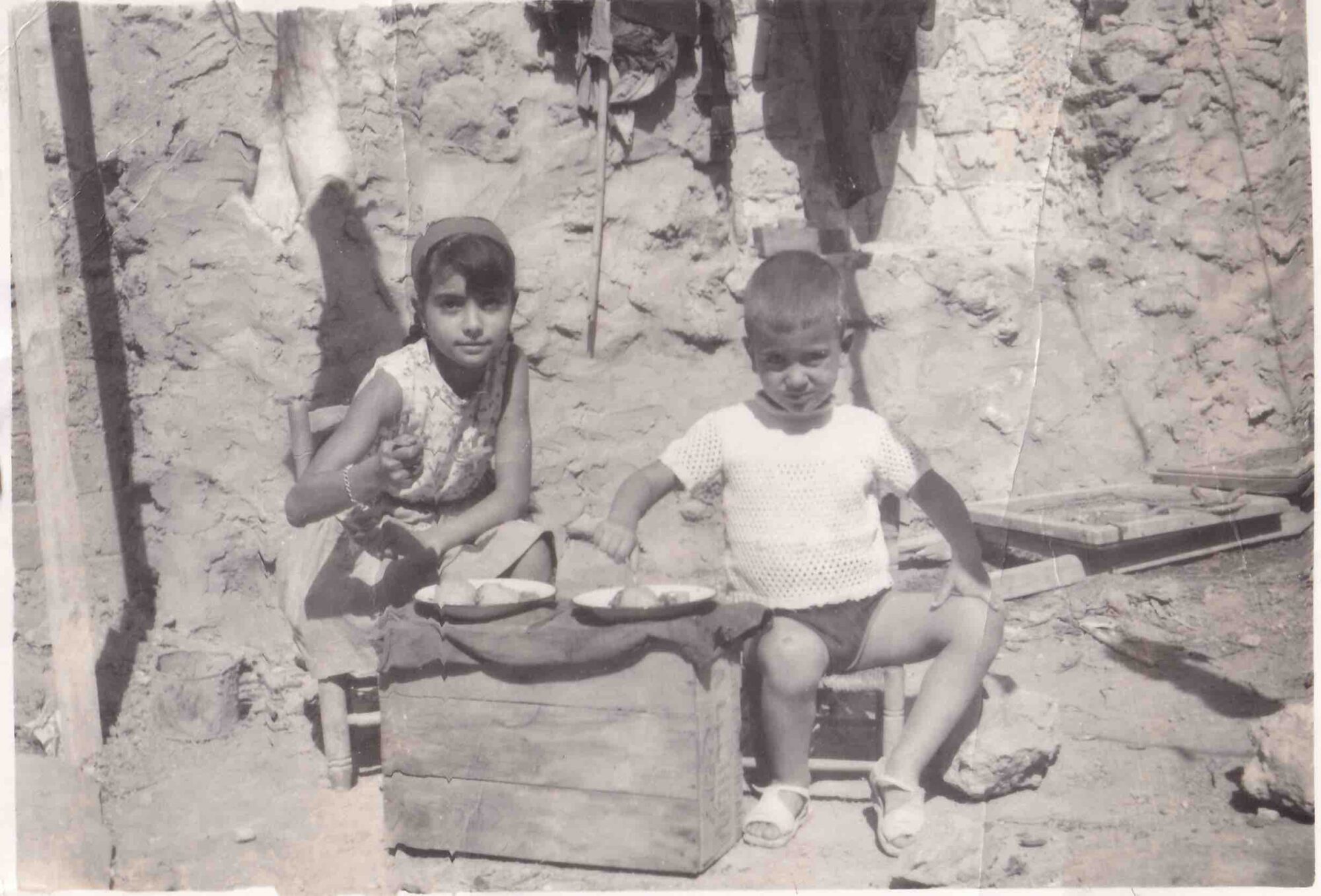 Juan Vicente Piqueras, junto a su hermana Candela, en una de las imágenes del libro 'La Estrella 13'. Imagen cortesía de la editorial Creaciones Alalimón.