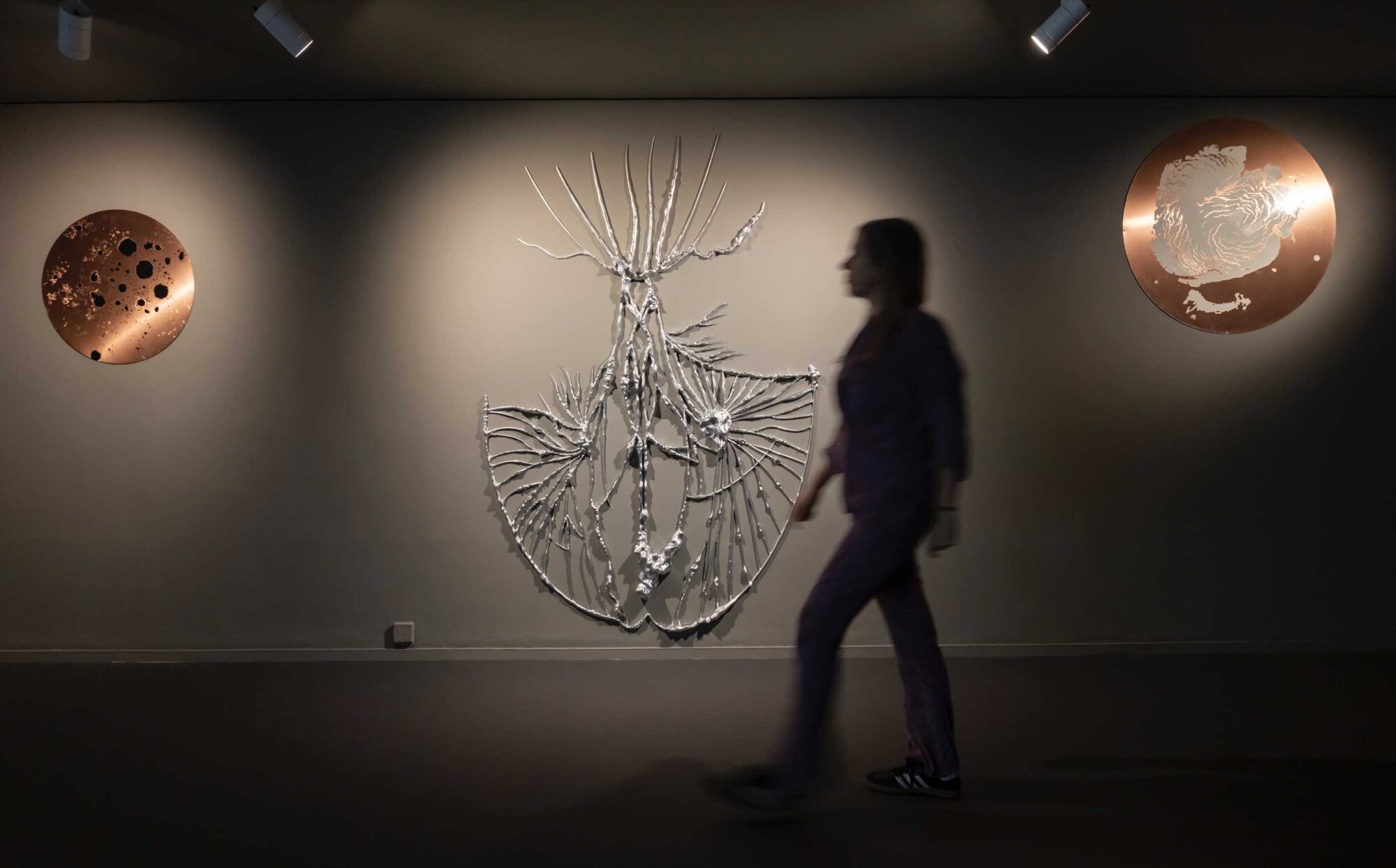 Vista de la exposición de 'Un mundo turbiamente vivo', de Regina de Miguel, en el IVAM. Foto: Miguel Lorenzo.